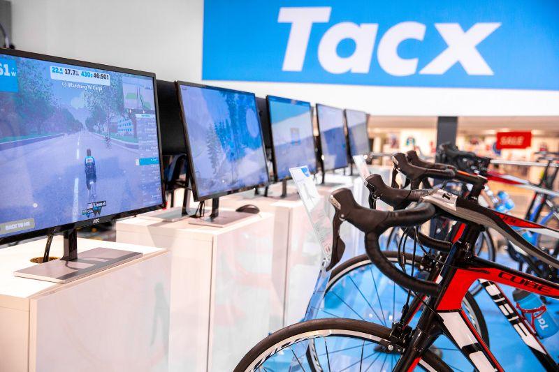 Pour notre installation des home trainers Tacx avec Zwift dans nos superstores, nous avons également opté pour l’Apple TV 4k vous permettant d’essayer cette expérience souple.