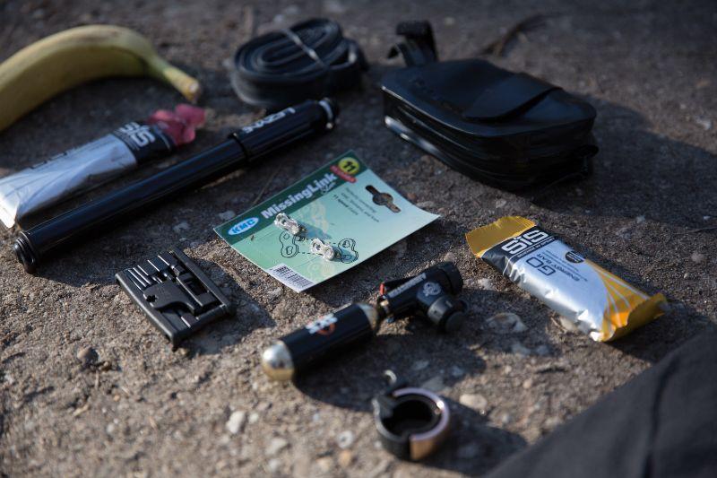 Alle basisbenodigdheden van de toertocht checklist bij elkaar.