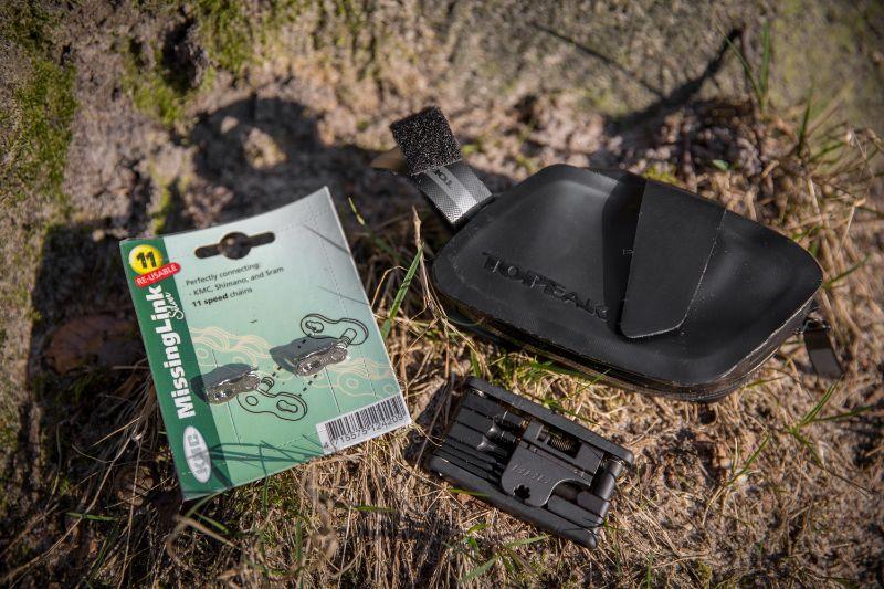 Een multi-tooltje met kettingpons en een Missing Link passen met gemak zelfs in het kleinste zadeltasje.