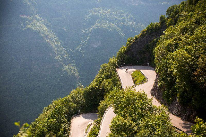 Met een triple kom je overal wel boven. Bij een compact of dubbel kan het zijn dat je je kettingbladen en/of je cassette aan moet passen.