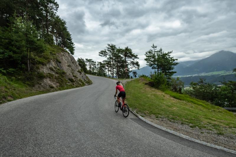 Met de juiste sensoren zoals een cadanssensor weet je of je tijdens je rit wel op het juiste tempo bezig bent om de top te halen.