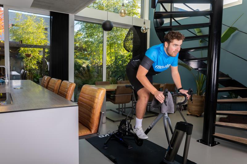 Met een fietstrainer kun je het hele jaar door warm en droog blijven fietsen.