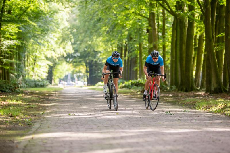 Plan je fietsrit tijdens een warme dag zo veel mogelijk in een schaduwrijke omgeving.