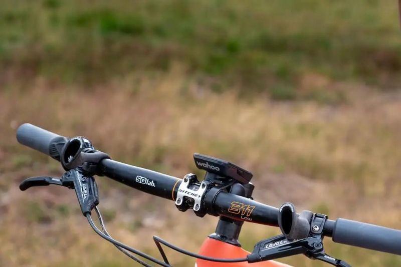 Ergonomische handvatten kunnen handklachten tijdens het mountainbiken verminderen.