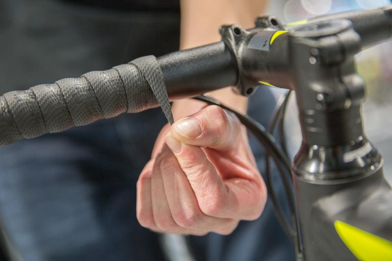 een extra stuurlint kan tintelende handen bij het fietsen voorkomen