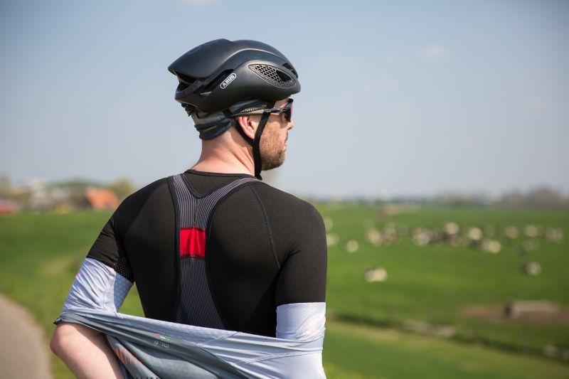 De bretels splitsen pas helemaal bovenaan op je rug, dat zorgt voor ene lekke comfortabele brede band over je rug - Castelli Free Aero Race.