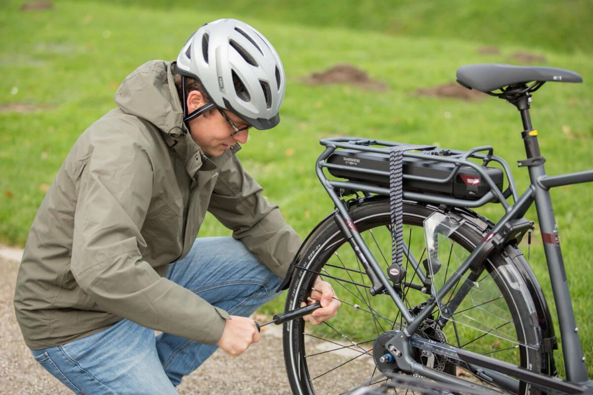 Egal ob E-Bike oder normales Fahrrad, der Reifendruck muss regelmäßig kontrolliert werden.