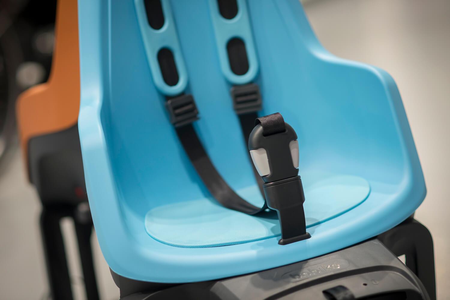 Ein guter Sicherheitsgurt mit Verriegelung ist wichtig bei einem guten Fahrradkindersitz.