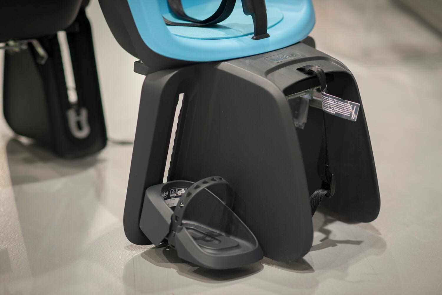 Auch die Füße deines Kindes sind in diesem Kindersitz sicher.