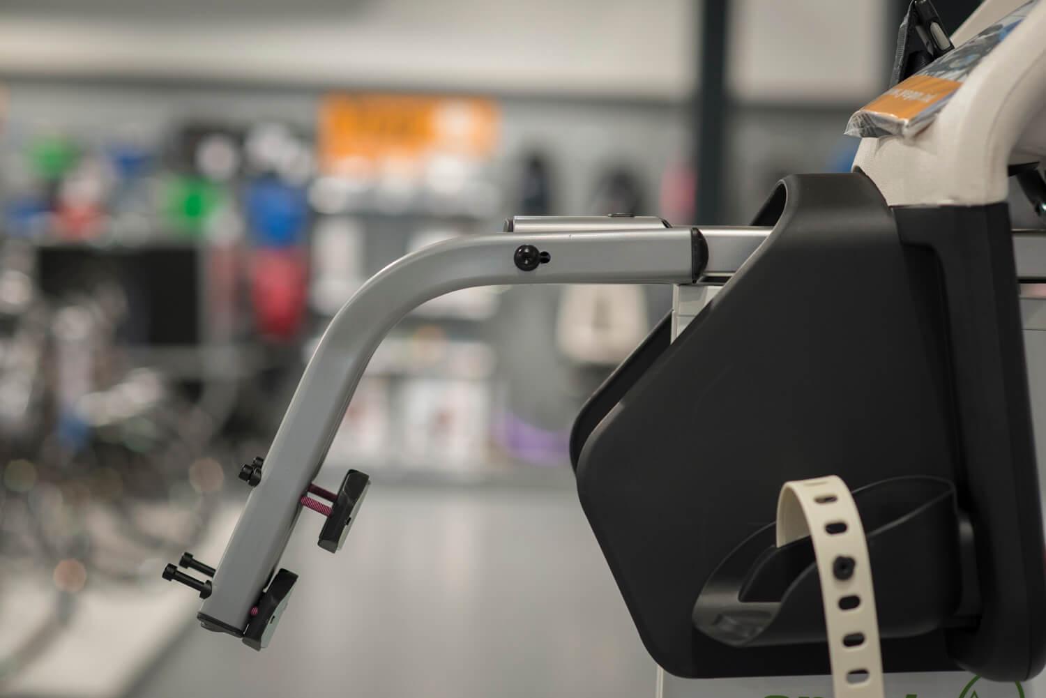 Fahrradkindersitz Kaufberatung - Mit einem Montage-Adapter wie diesem können die meisten Kindersitze sehr gut am Sitzrohr befestigt werden.