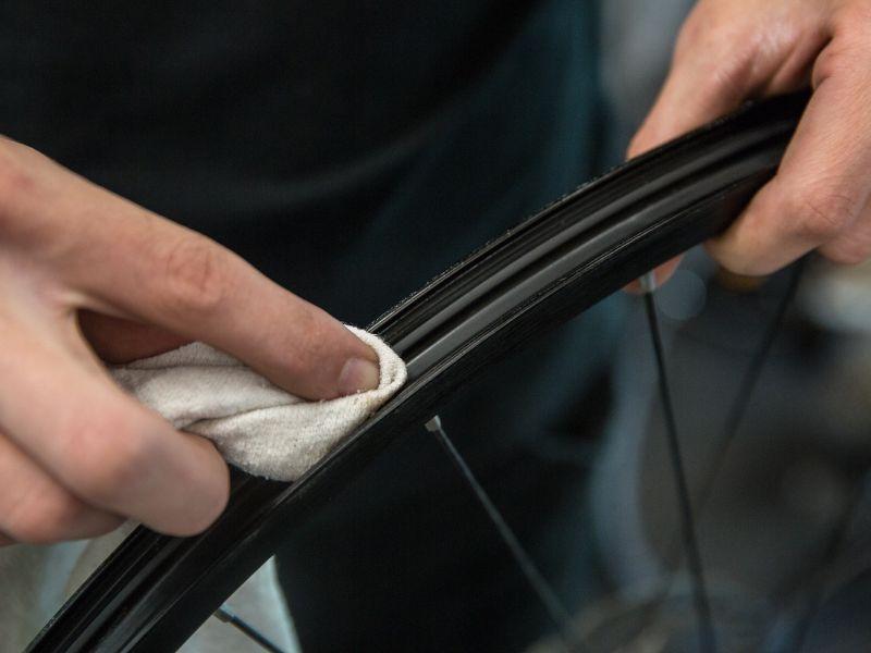 Even if you mount your tubeless MTB tyres on a brand new rim, it is still important to make sure they are grease-free.