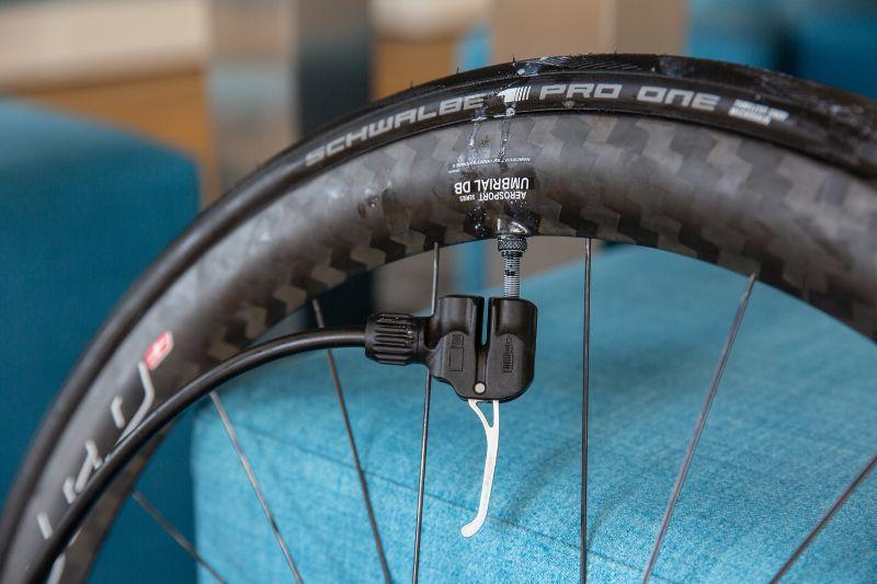 Draai de ventielkern er weer in en pomp je tubeless racefietsband weer op. Dit kan met een reguliere pomp.