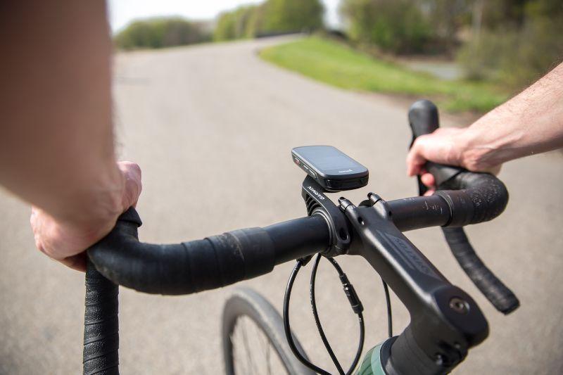 De Garmin Edge 530 doet het prima op de weg, en dankzij Galileo en Glonass is ook het volgen van rotues in het bos geen probleem.