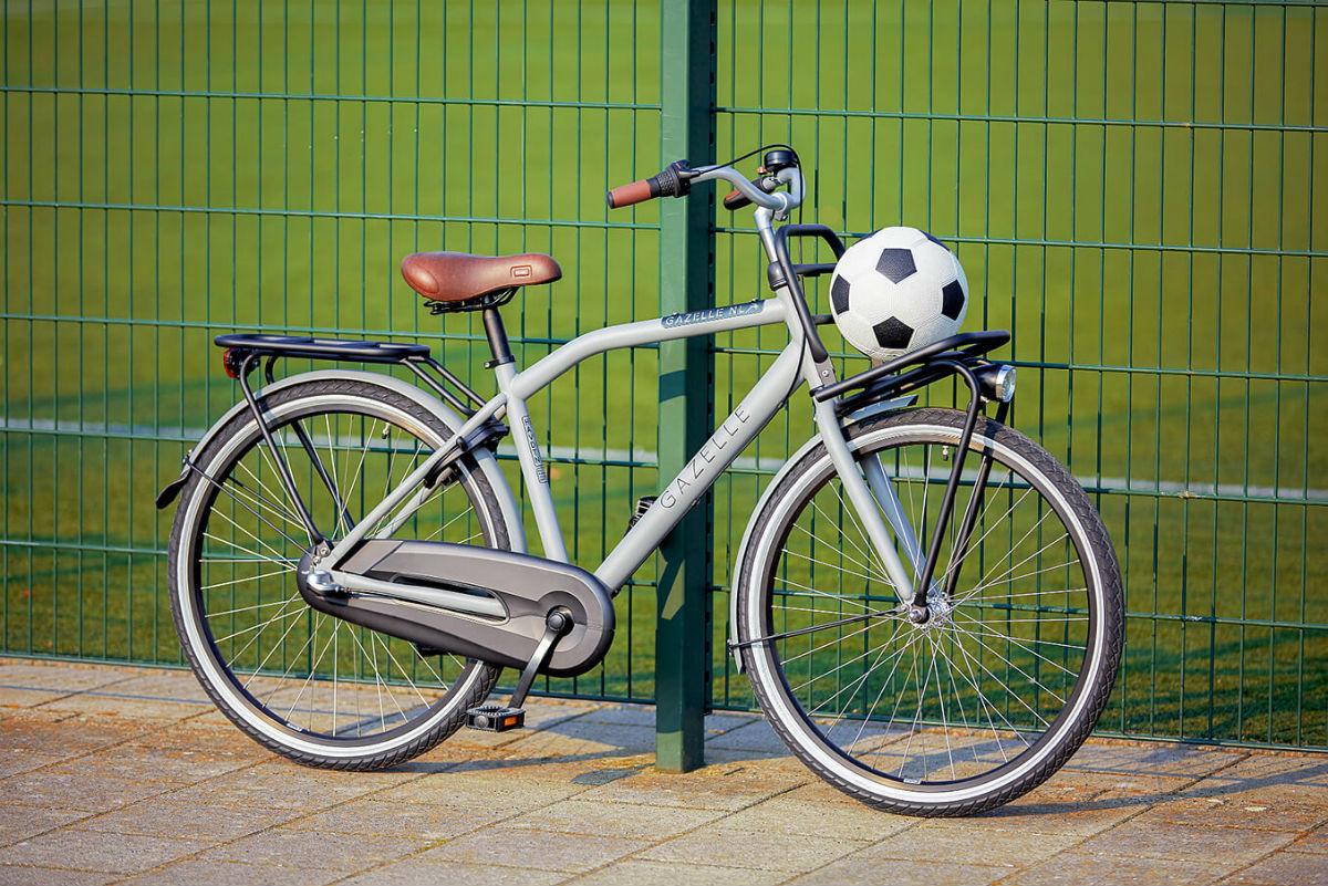 Die größeren Kinderfahrräder haben manchmal einen Vordergepäckträger. Praktisch, um einen Fußball mitzunehmen.