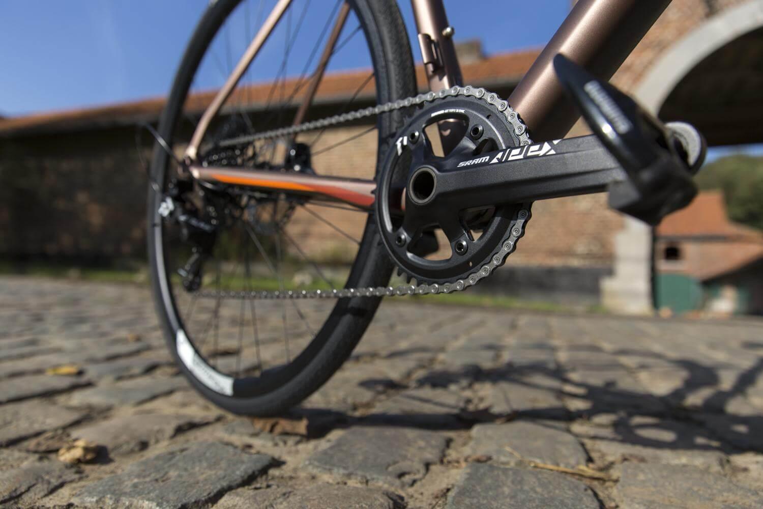 Op de BMC Roadmachine Three 03 krijg je al standaard een 1x groepset. Opvallend is dat ze wel nog ruimte hebben gelaten om alsnog een derailleur aan vast te zetten.