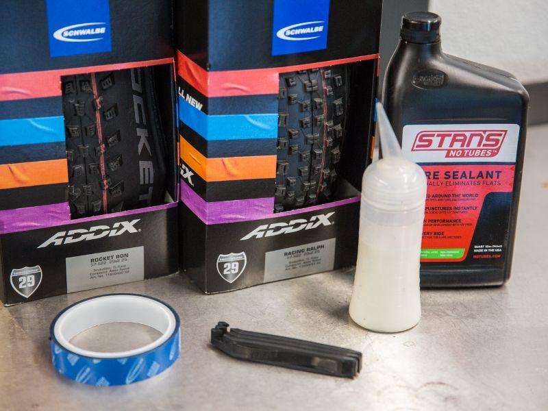 Les articles nécessaires pour rendre votre VTT tubeless.