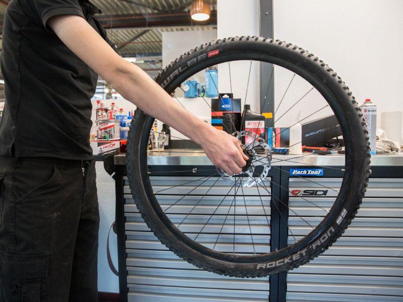 Eenmaal gemonteerd heeft een tubeless MTB band weinig onderhoud nodig.