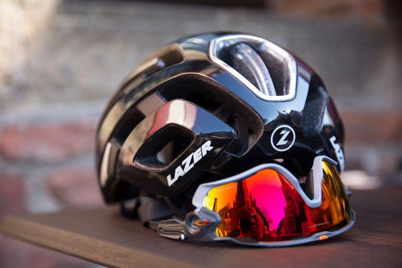 De Lazer Century fietshelm zit perfect.