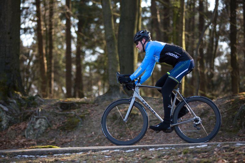 Bij een fiets die gemaakt is met aerodynamische eigenschappen zit je meer voorover.