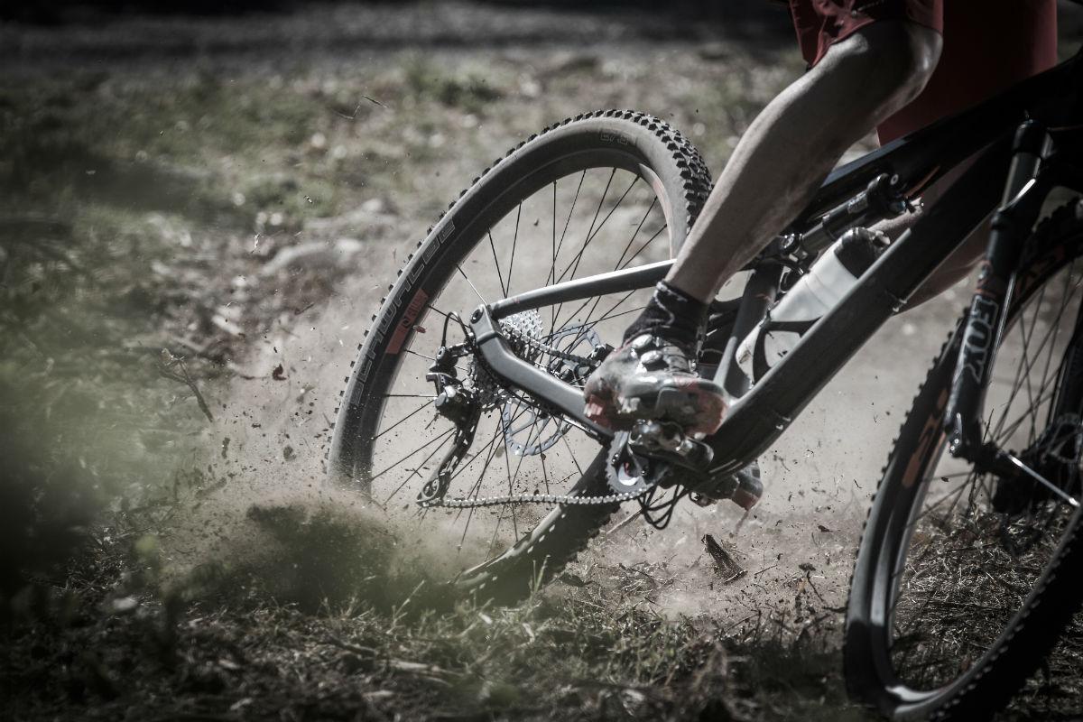 Rijden zonder chainstay protector? Dan kun je schade aan je achtervork krijgen als het erg hevig aan toe gaat. Een oude binnenband is een prima oplossing tegen schade.
