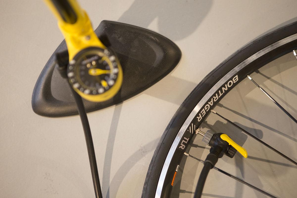 Controleer regelmatig je bandenspanning. Dat kan een hoop ellende voorkomen.