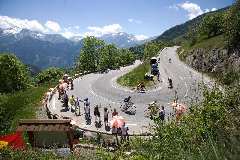 Les lacets de l'Alpe d'Huez sont hyper connus et constituent de courts replats sur cette ascension incontournable.