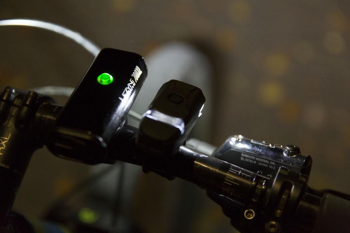 Lezyne fietsverlichting - Mijn fietsverlichting combinatie voor op mijn stuur. De Lezyne 700XL voor constante verlichting en de KTV Drive voor het opvallend felle knipperen op gevaarlijke stukken.