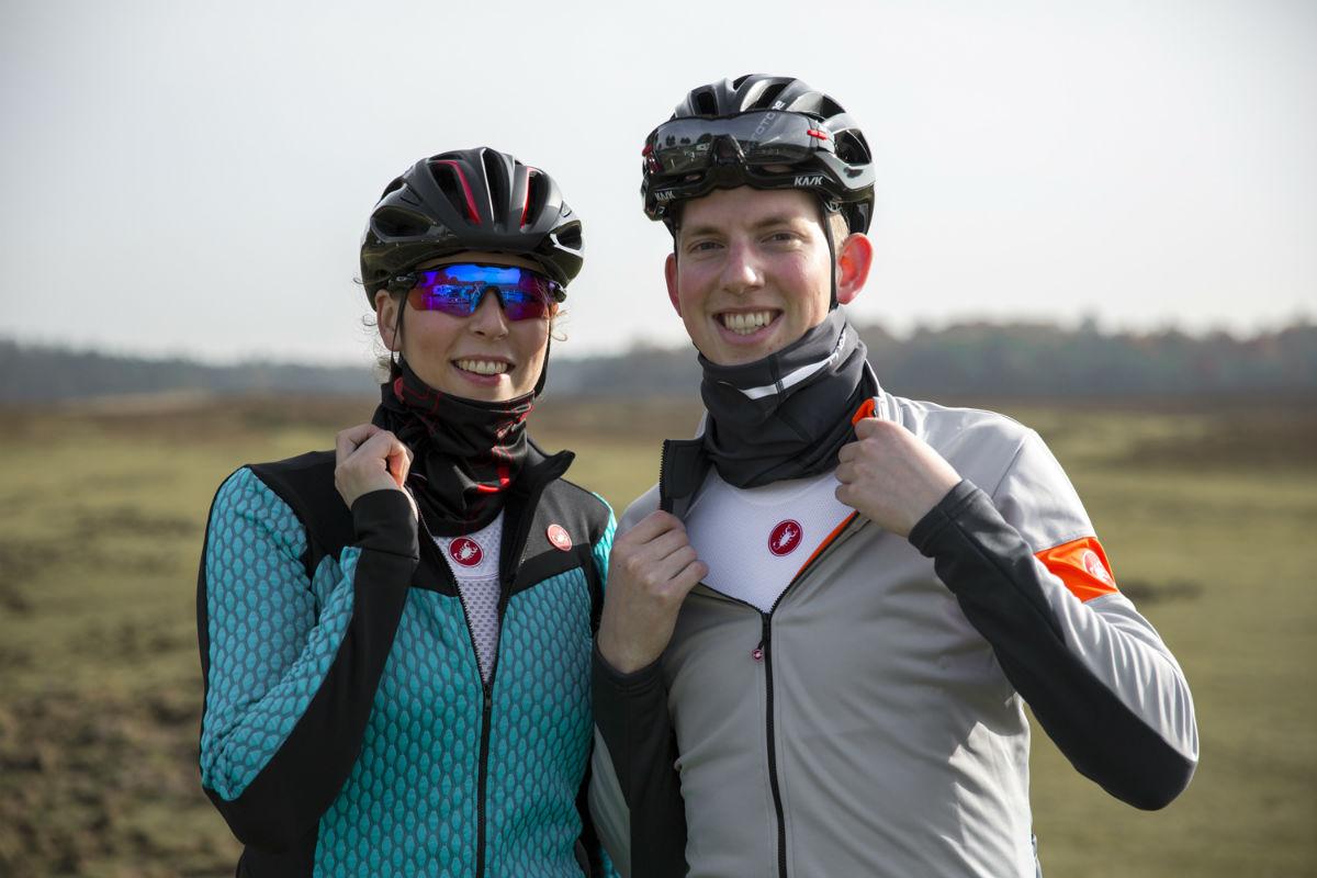 Een fietssjaaltje of buffje houdt je nek warm en kun je ook nog gebruiken als fietsmuts. Ideaal op wisselvallige dagen.