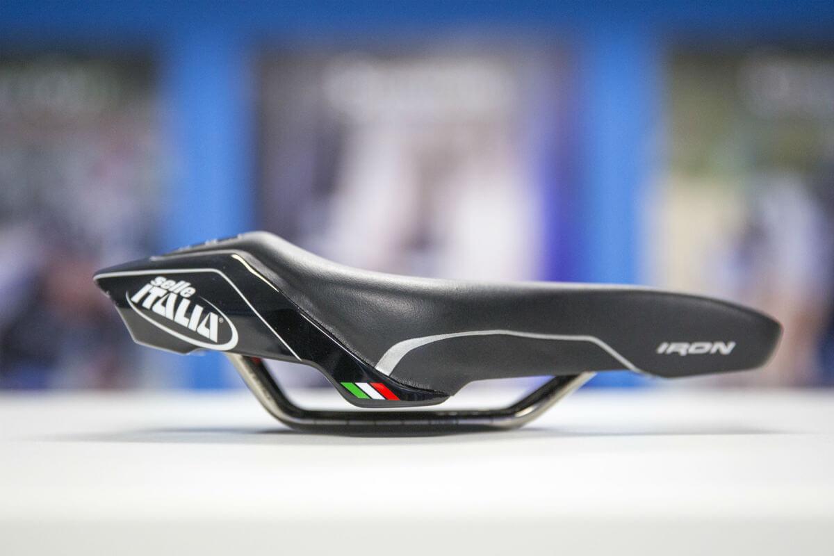 Het Iron Flow fietszadel heeft extra padding zodat je ook bij een lange triathlon-rit nog comfortabel kunt zitten.