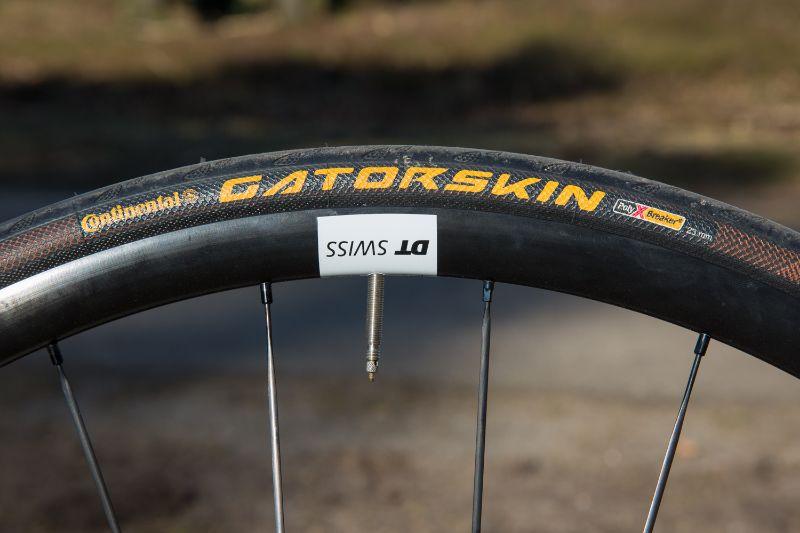 De Continental GatorSkin is de tank onder de Continental racefietsbanden. Geen weer of terrein is te slecht voor deze band.