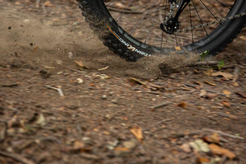 Met alle drie de Continental MTB banden kun je op elk terrein wel uit de voeten, door de Protection laag maak je ze zo tubeless en zijn de wangen van de banden supersterk.