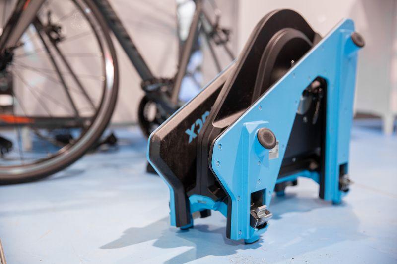 Opgevouwen past de Tacx Neo 2 fietstrainer vast wel in een loze hoek of achterin een kast.