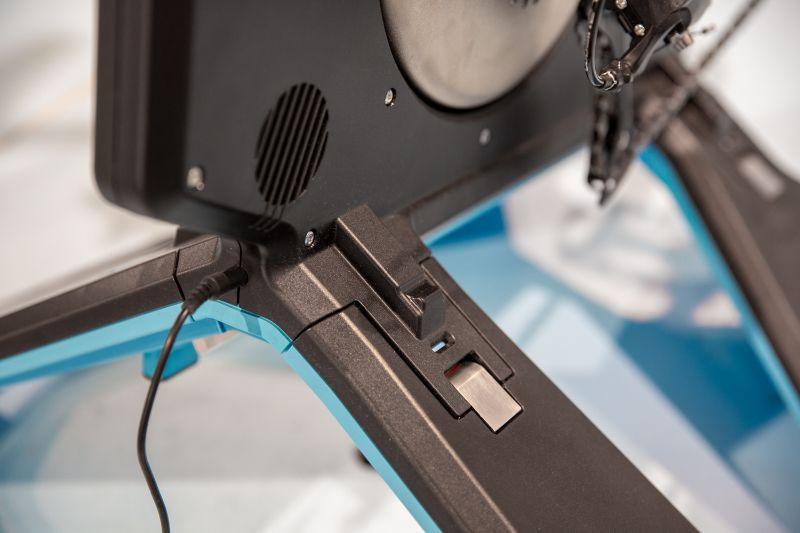 De vleugels vergrendelen muurvast, maar zijn toch makkelijk los te halen als je de Neo 2 weer in wilt klappen.