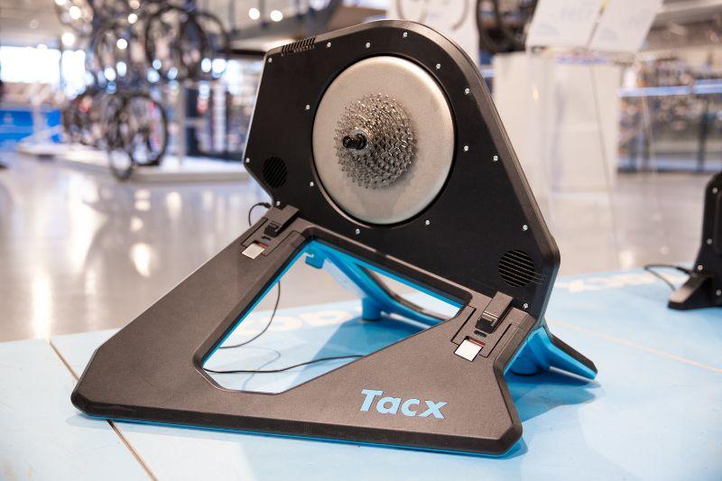 De Tacx Neo 2 staat als een huis. En omdat hij muisstil is hebben je buren of huisgenoten geen last van jouw trainingssessies.