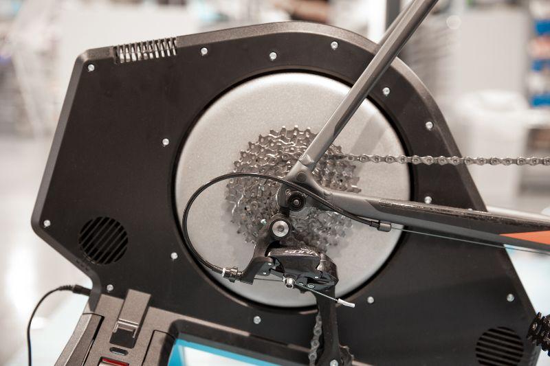 Door de directe krachtoverbrenging verlies je minder energie. Kom je van een wheel-on fietstrainer? Dan zul je vooral in de sprints merken dat je wattages hoger liggen.