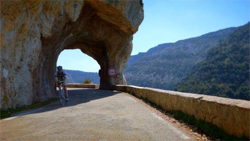 Kies je voor een uitdagende klim zoals de Ventoux? Dan kan de Tacx Neo 2 met gemak dat stijgingspercentage simuleren.
