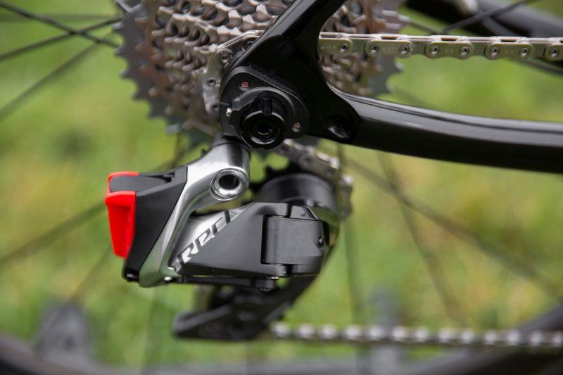 Omdat de derailleurs speciaal zijn ontwikkeld voor elektronisch schakelen hoef je je nooit zorgen te maken over een misser bij het schakelen.