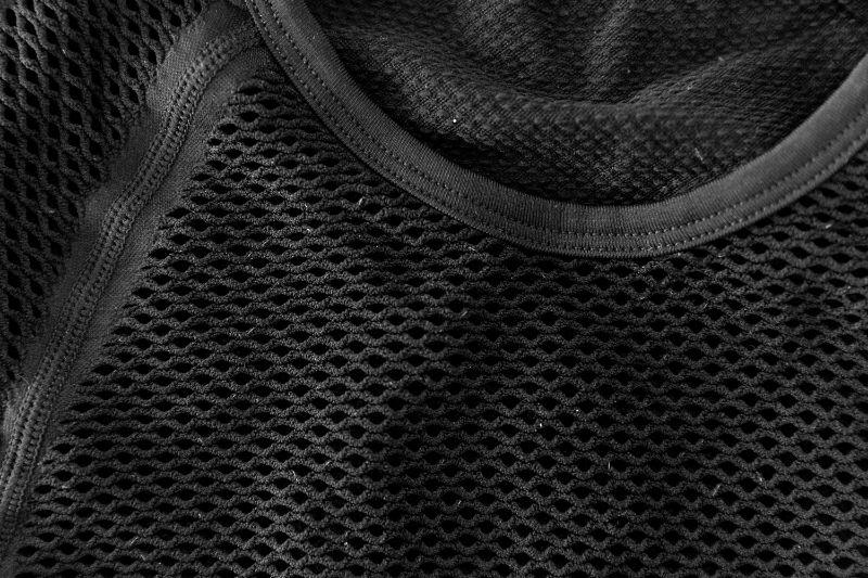 Het net of gaas lijkt niet echt geschikt om je warm te houden, maar het is toch erg effectief.