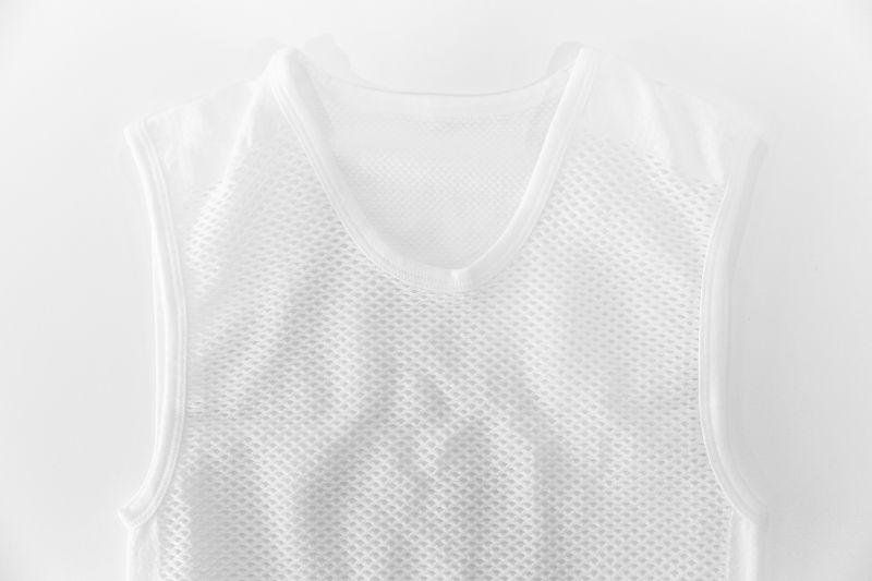 Ook onder een zweterig regenjack bleef het ondershirt goed zijn werk doen (fiets onderkleding).