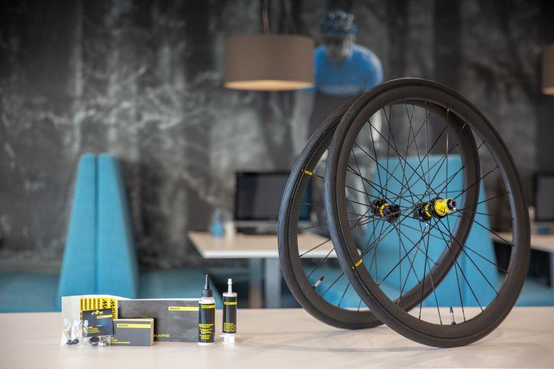Naast een setje strakke velgen krijg je bij de nieuwe Mavic racefiets wielsets ook Mavics eigen banden en een complete set om ze tubeless te maken.