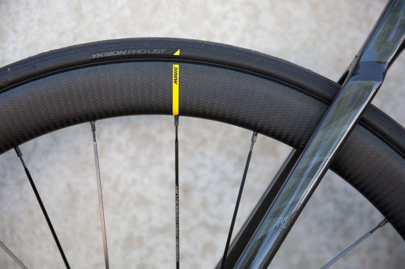 Het subtiele gele driehoekje op de banden kun je prachtig uitlijnen met de gele streep op de velgen.