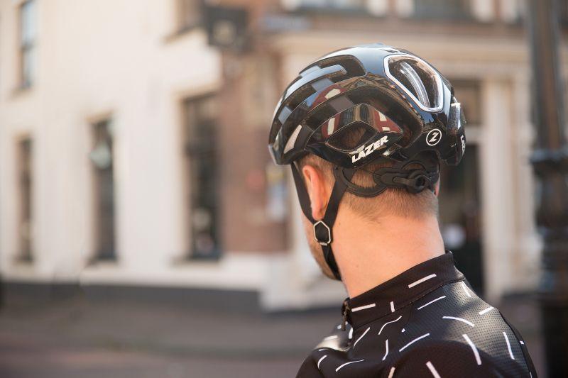 De straps van de Lazer Century zijn makkelijk strak af te stellen.