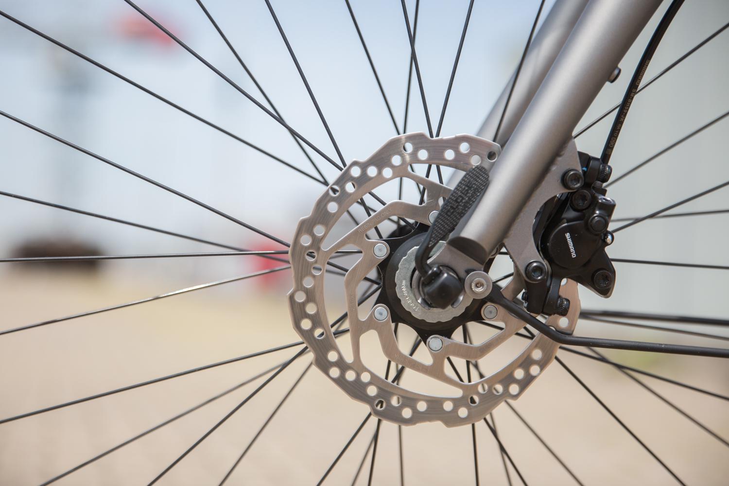 De glimmende schijfremmen maken de Cortina E-Mozzo helemaal af.