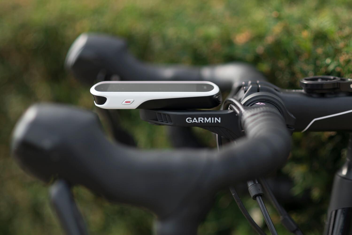De Garmin In-Flush stuurmount positioneert de Garmin Edge 1030 erg strak en netjes.