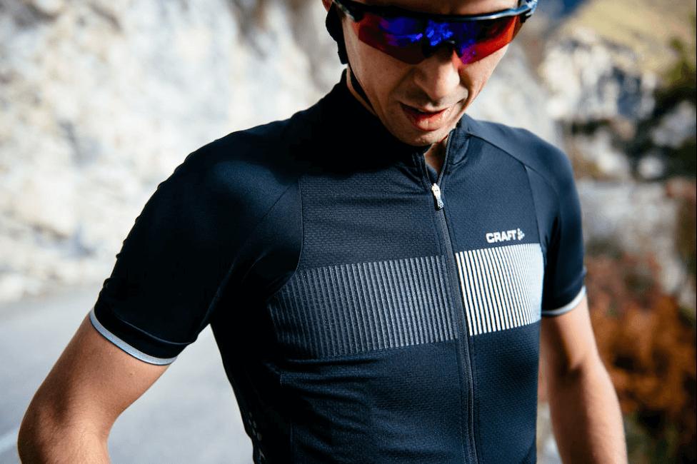 Mooi geplaatste reflectoren op de rug van het Craft Verve Glow shirt.