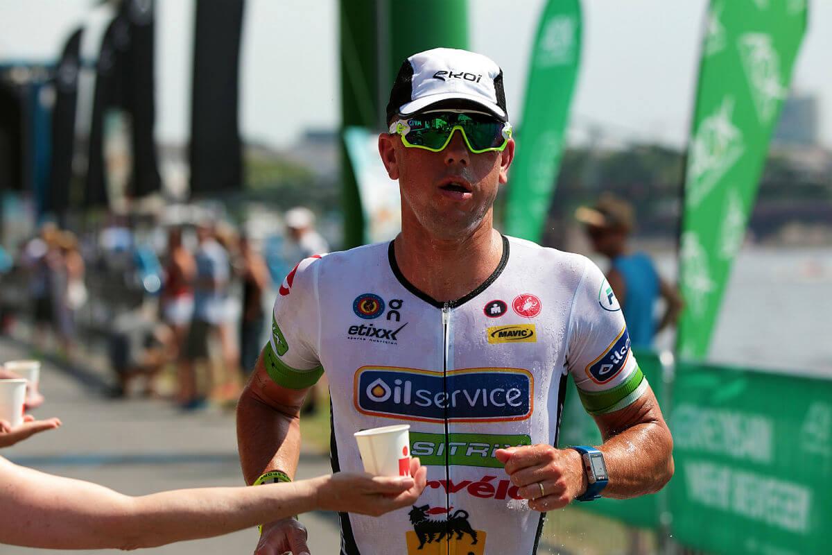 Bij een triathlon is er geen rustmoment. Eten en drinken doe je ook al fietsend en lopend.