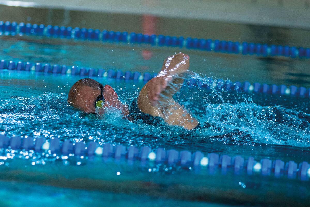 Het zwemonderdeel is vaak in open water, maar kan ook in een zwembad plaatsvinden.