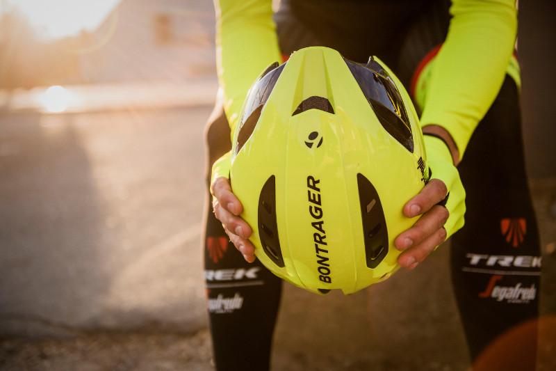Wielerkleding profploegen - De helmen van Bontrager zijn voor de trainingen van Team Trek Segafredo speciaal in High-Vis geel om het belang van zichtbaarheid en veiligheid te benadrukken