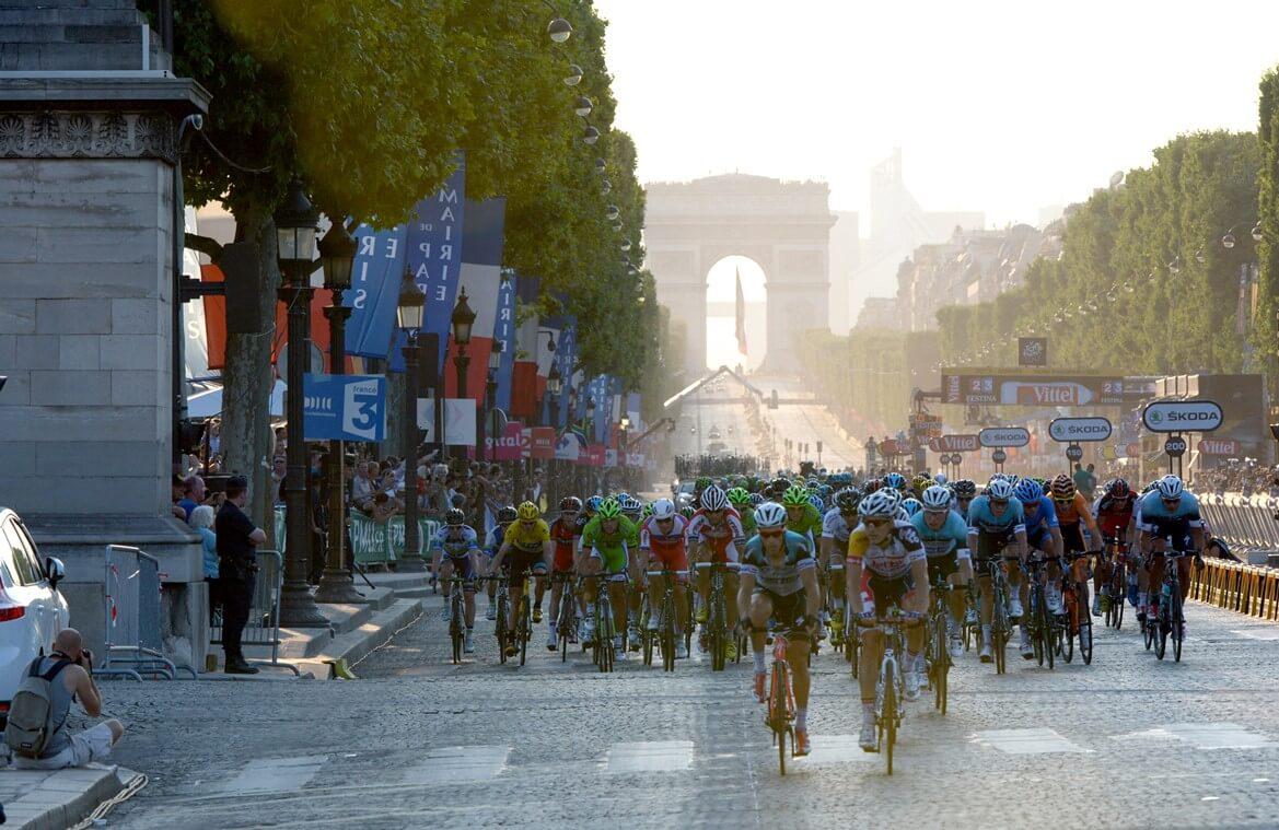 In de jaarlijkse slotronden van de Tour de France op de Champs Elysees zie je altijd wel mooie voorbeelden van het laten 'zwemmen' van een groepje renners. Ze mogen wel weg, maar niet te ver...