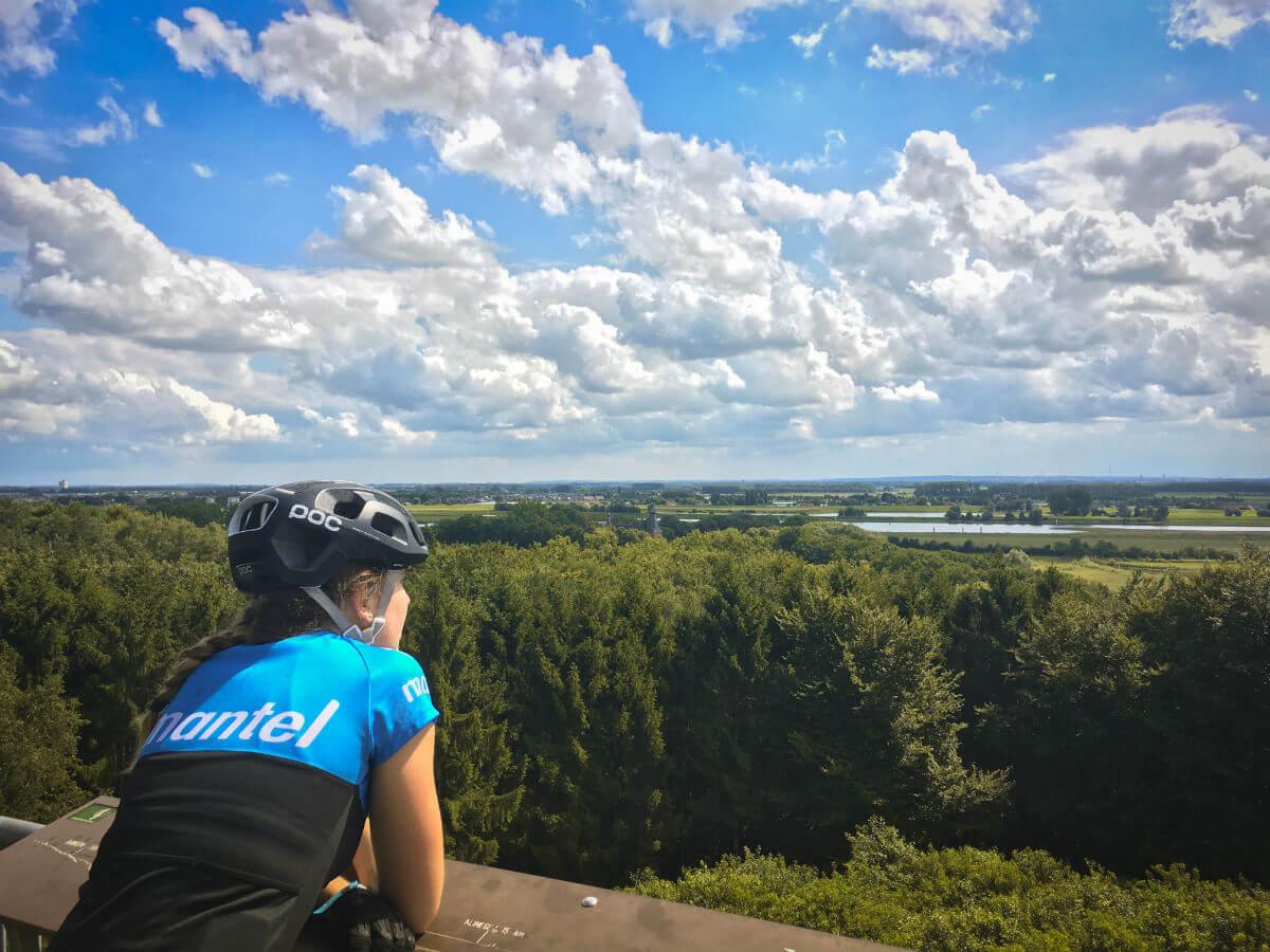 Carly stond al van het uitzicht te genieten terwijl de rest stond uit te hijgen. ;)